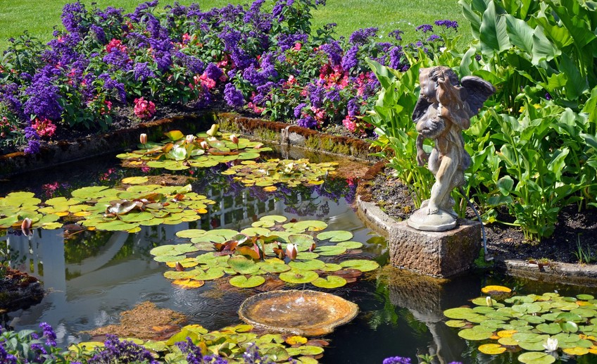 Декоративный пруд в саду