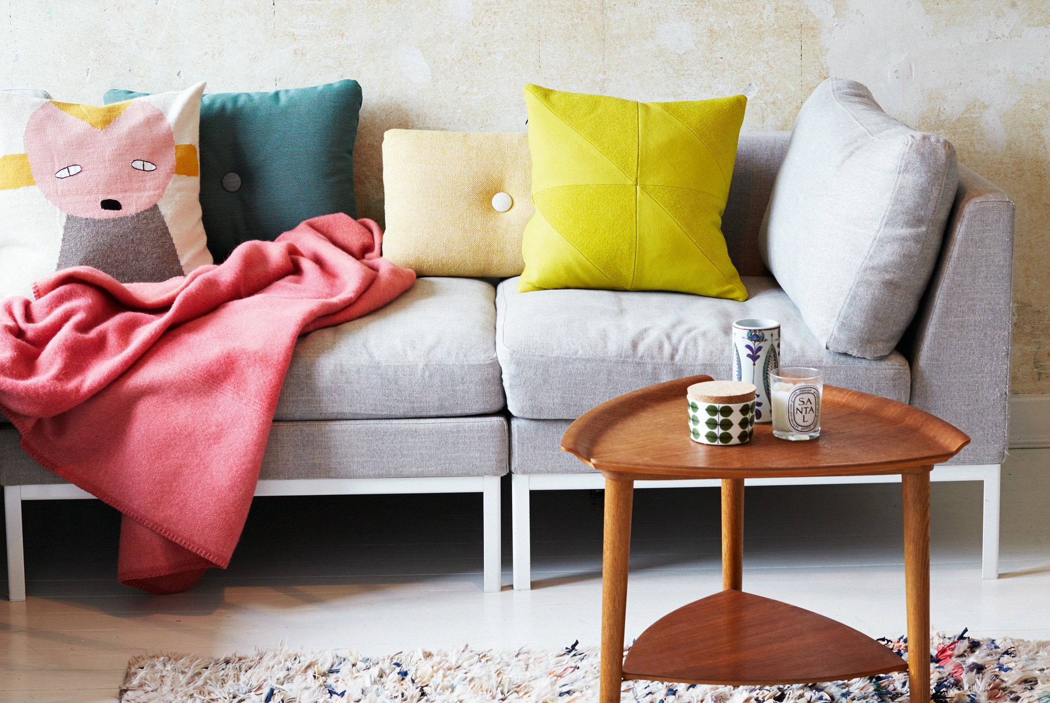 Фото дивана с подушками. Декоративные подушки в интерьере. Разноцветный диван в интерьере. Яркие подушки в интерьере. Цветные подушки в интерьере.