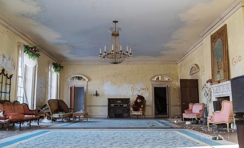Usual mysteriously abandoned in 1976 this creepy mansion just gave up its secrets17