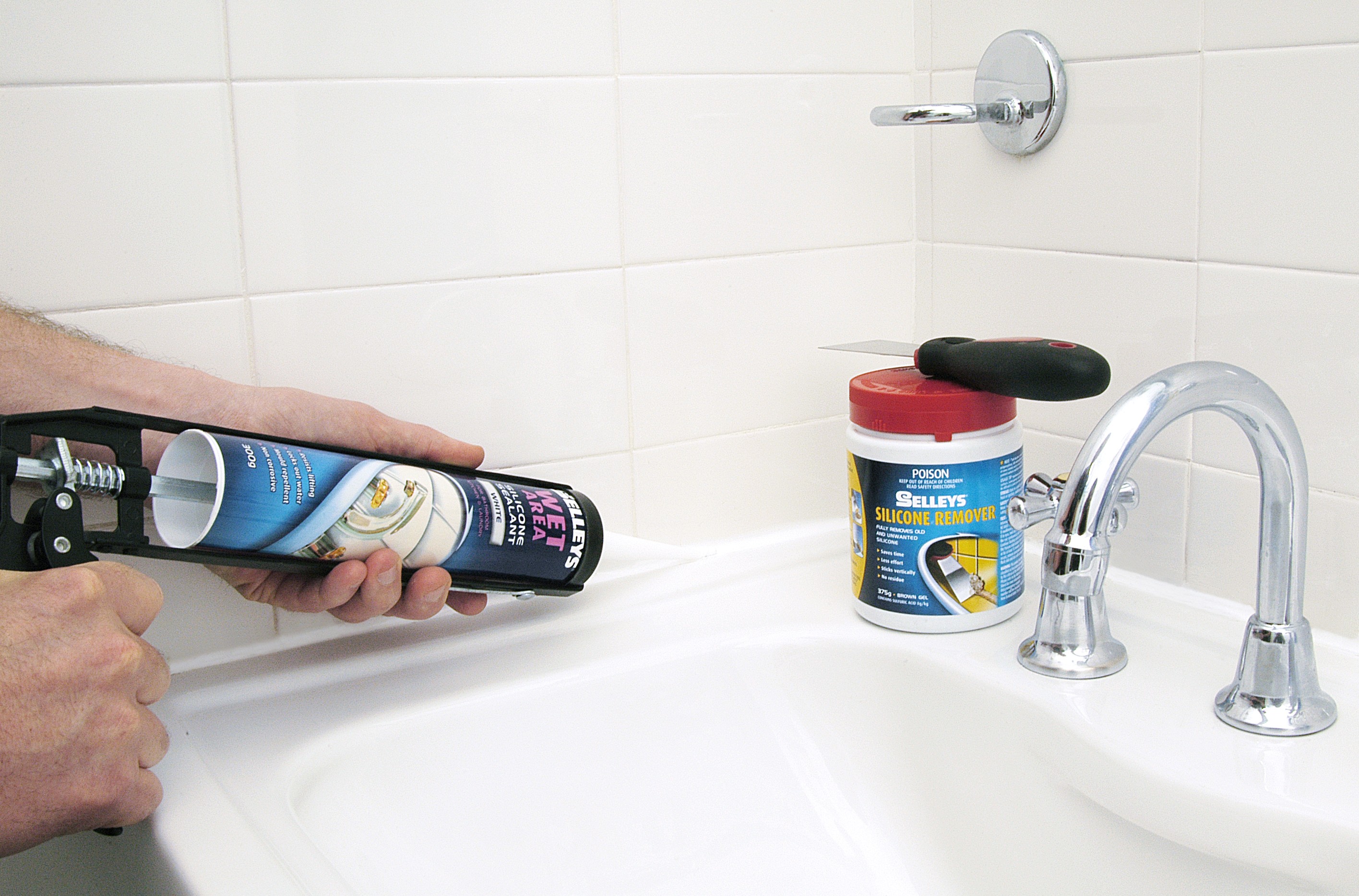 Нанесение герметика в ванной. Силикон для швов в ванной. Герметизация ванны силиконом. Герметик для раковины в ванной. Герметик для швов плитки в ванной.