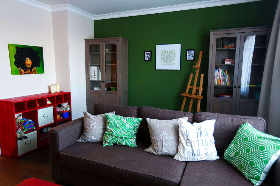 зеленая стена в гостиной