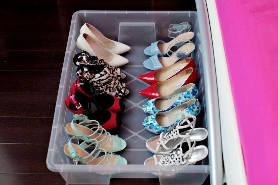 обувные коробки под кроватью