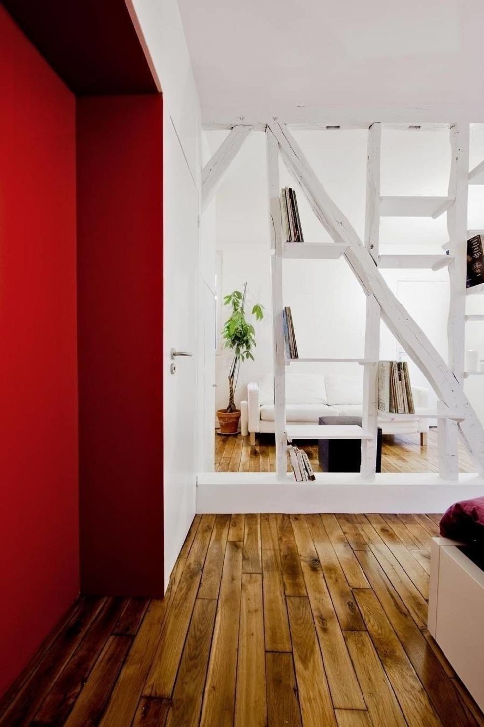 Красно-белая квартира на Монмартре в 25 м2