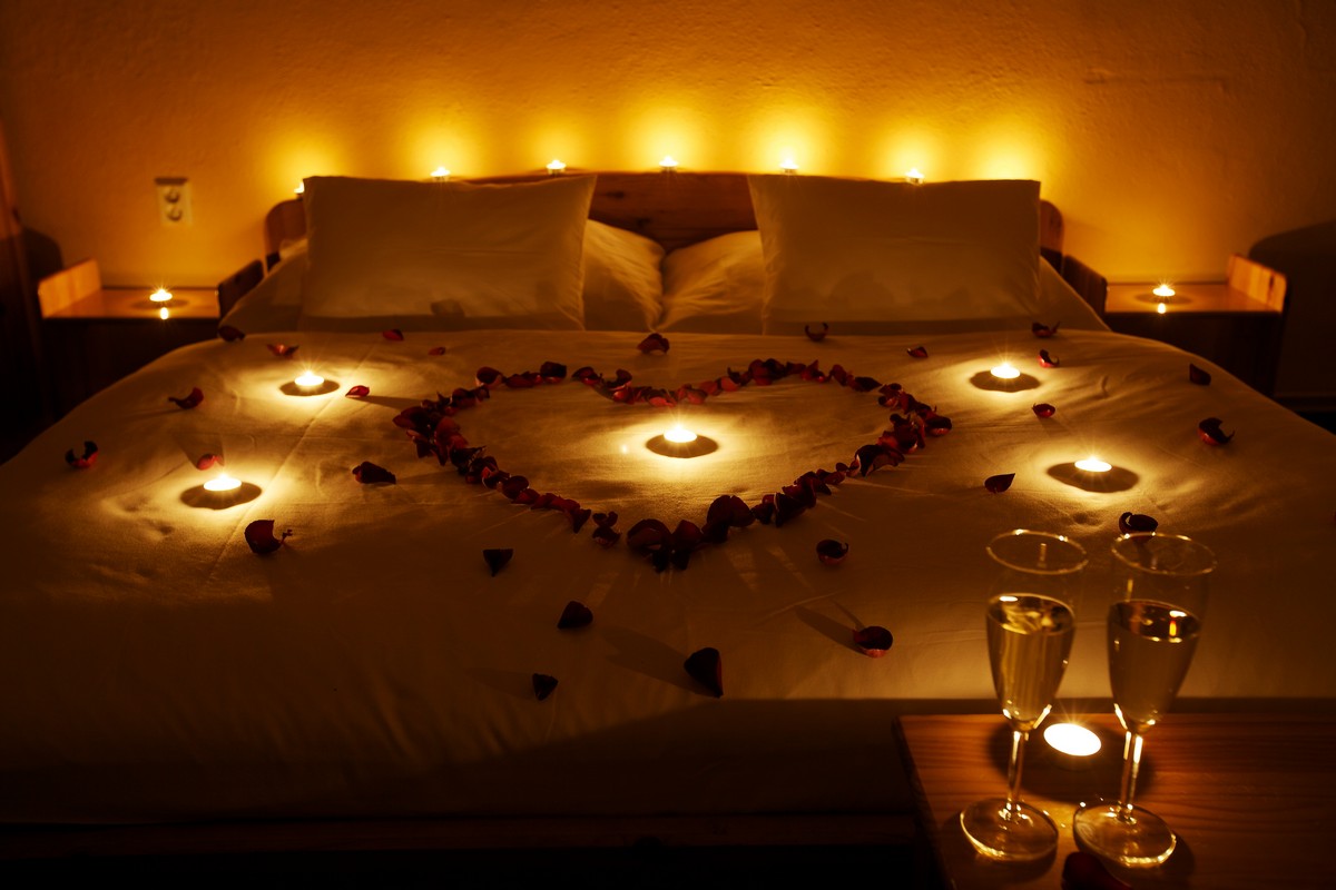 Брачная постель. Романтический вечер. Романтичная кровать. Романтическая обстановка. Романтическое украшение комнаты.