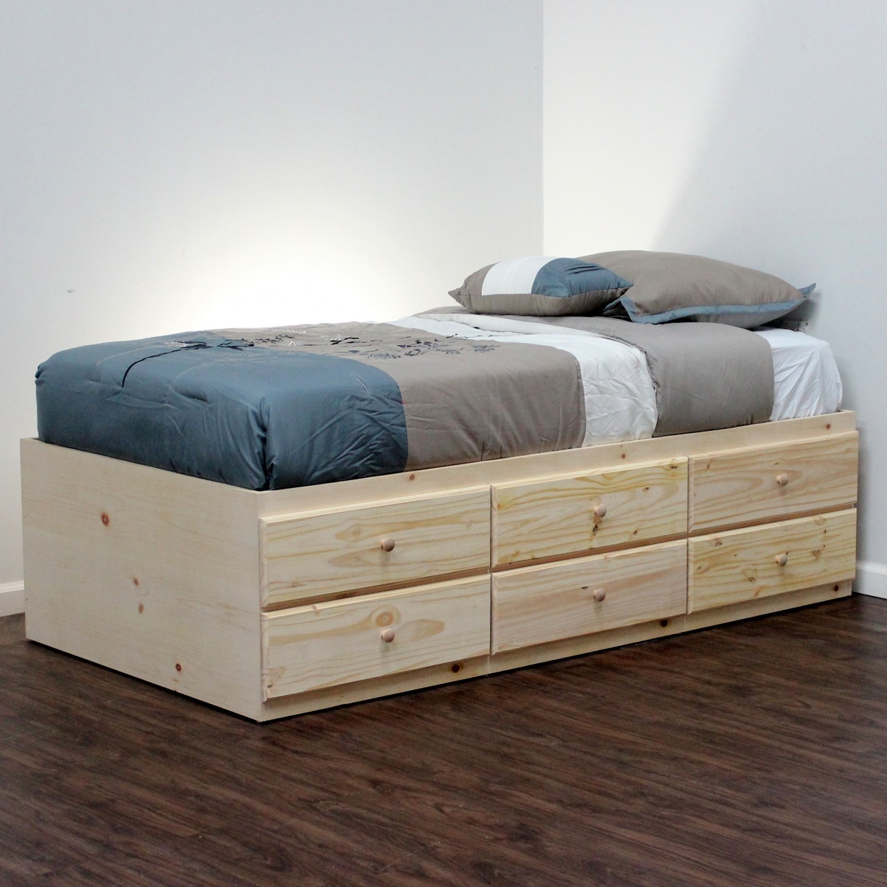двуспальная кровать с шуфлядами