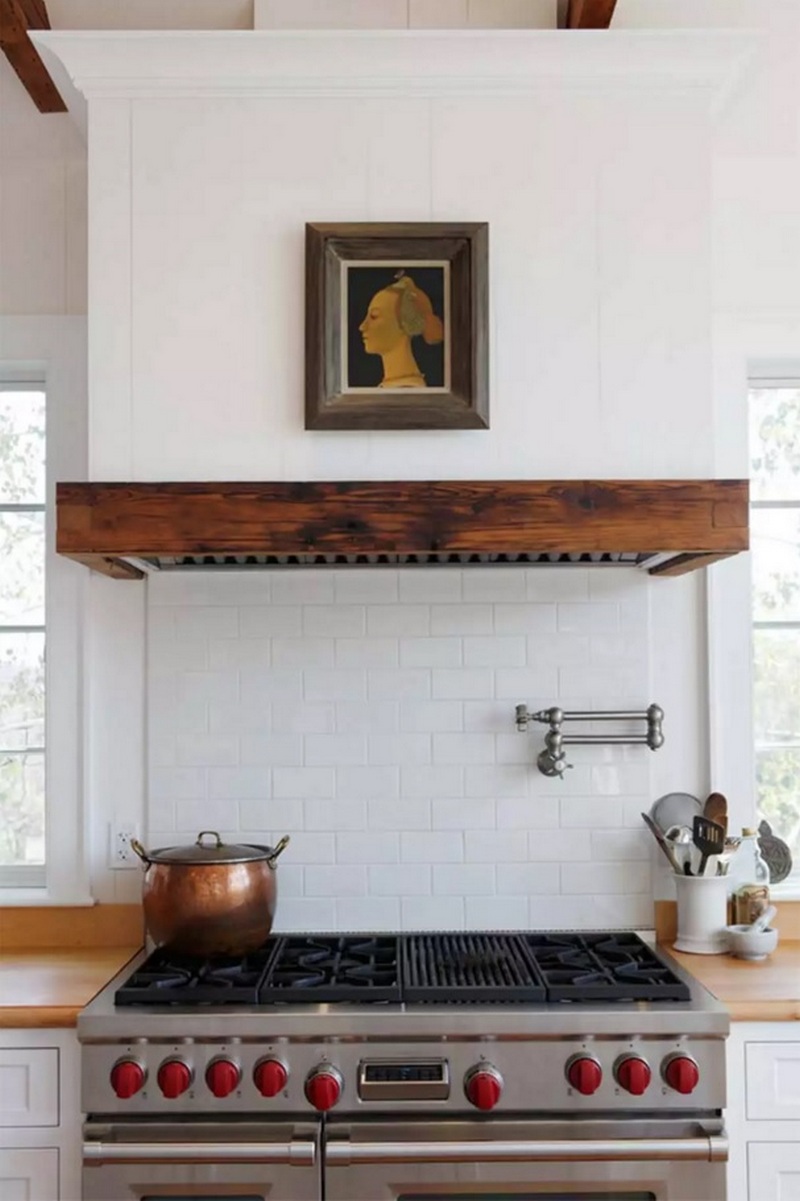 фото вытяжек на кухне над газовой плитой