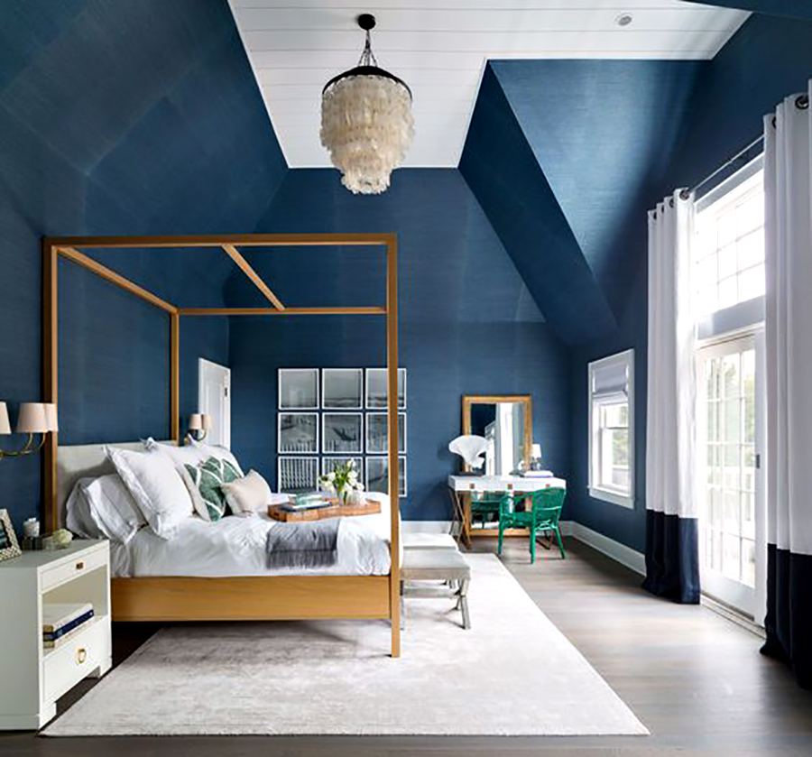 Спальня синие обои белая мебель