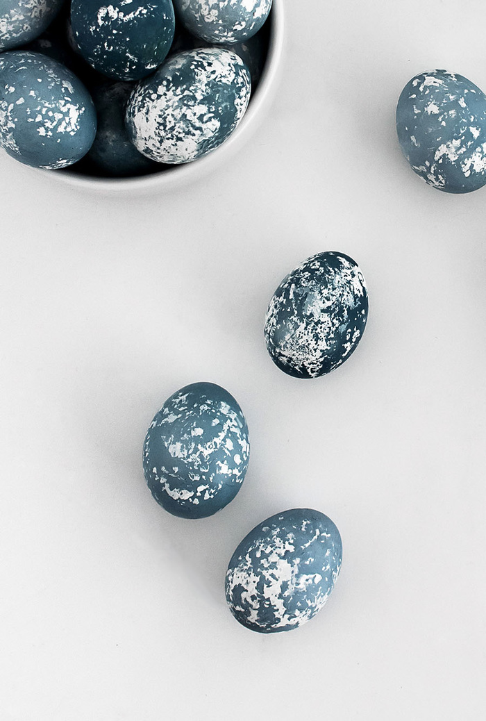 Мраморная техника покраски пасхальных яиц