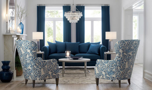 Синий диван и синие шторы в интерьере