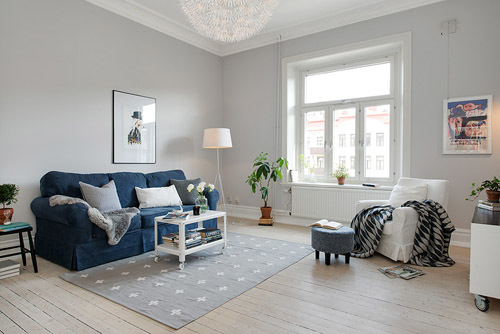 Синий диван в интерьере гостиной - фото