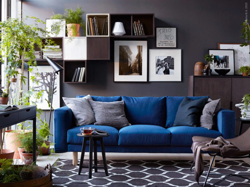 Синий диван в интерьере гостиной - фото