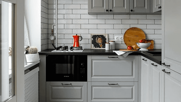 Маленькая кухня с колонкой: особенности интерьера и выбор кухонного гарнитура