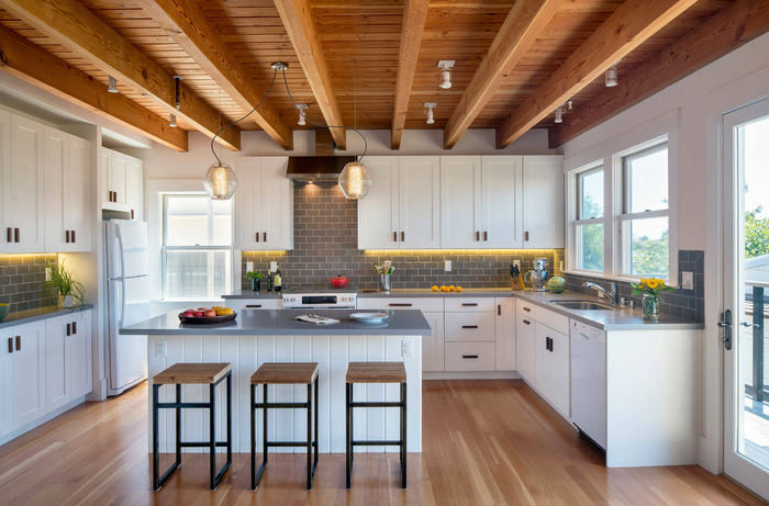 Дизайн кухни в деревянном доме из бревна или бруса